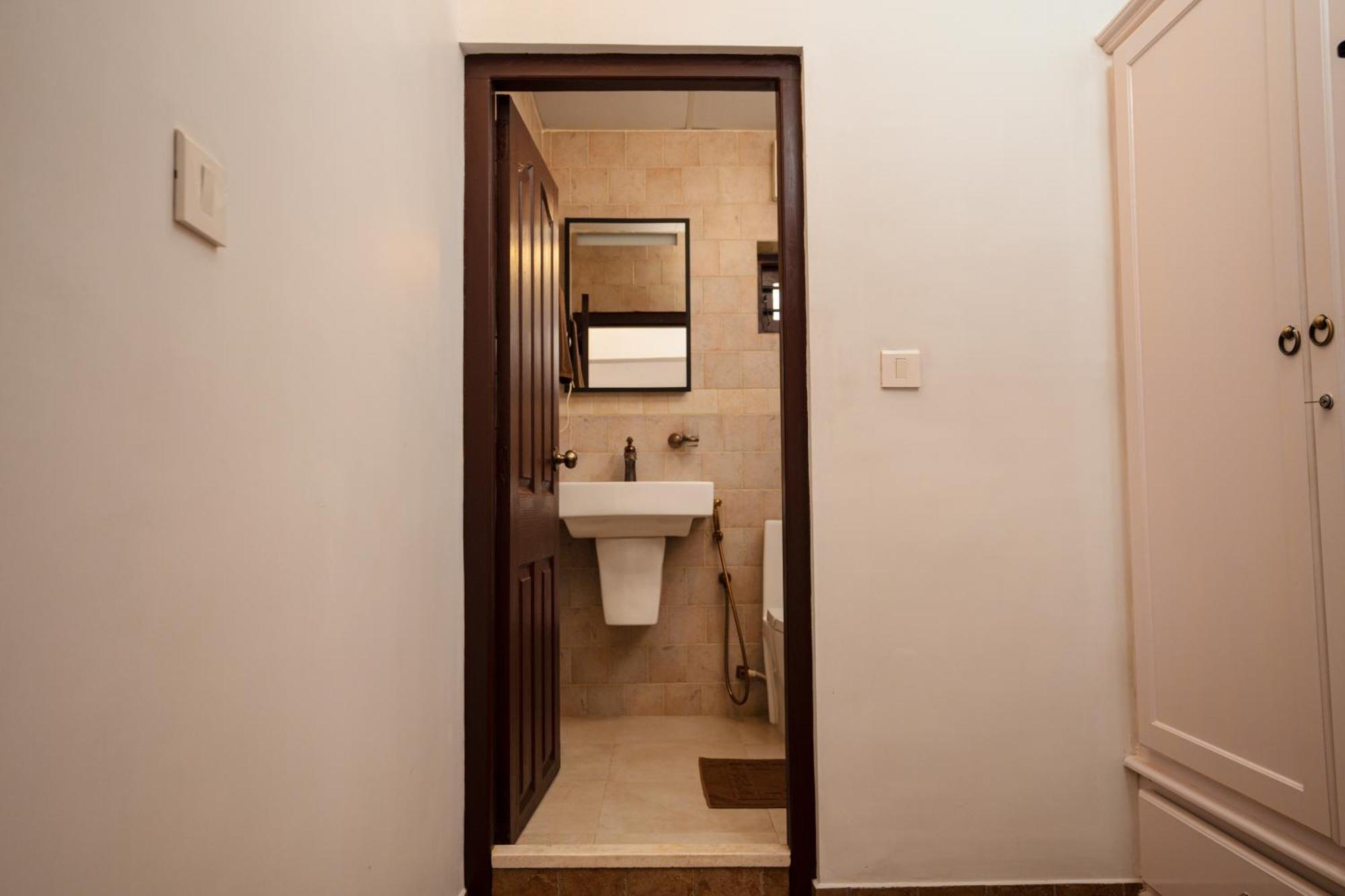 Solo Inn By Hawk Hospitality Kochi Exterior photo
