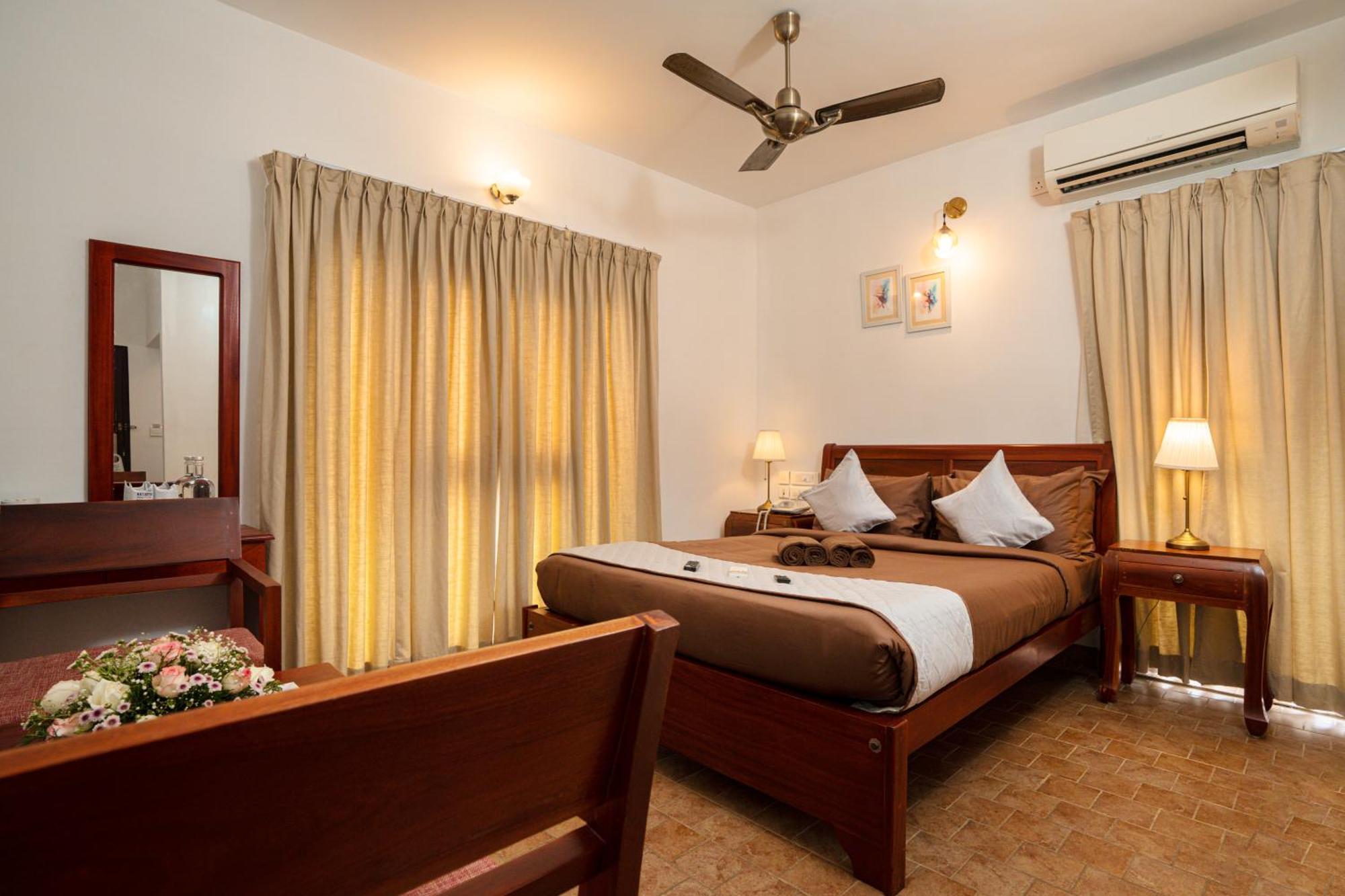 Solo Inn By Hawk Hospitality Kochi Exterior photo